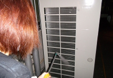 室外機の熱交換器を高圧薬品洗浄